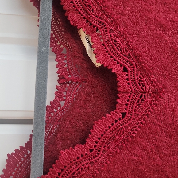 NWOT Eesome Fuzzy Eyelash Sweater with Embroidered Lace Detail Sleeve Size M/L - Picture 2 of 10